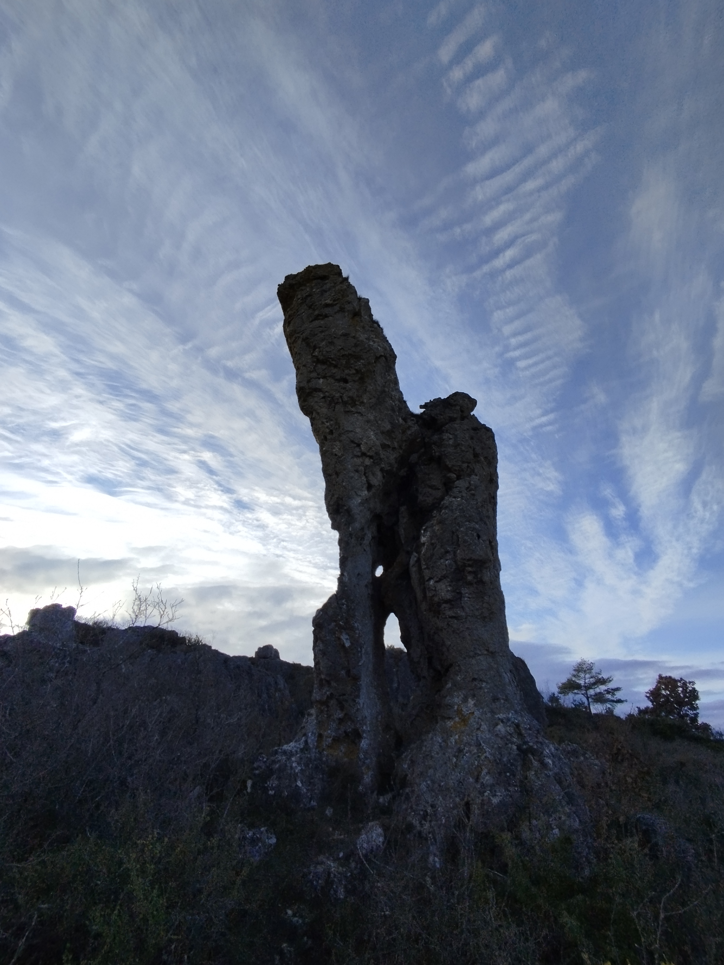 Étrange formation rocheuse dressée dans un paysage sauvage en Aveyron