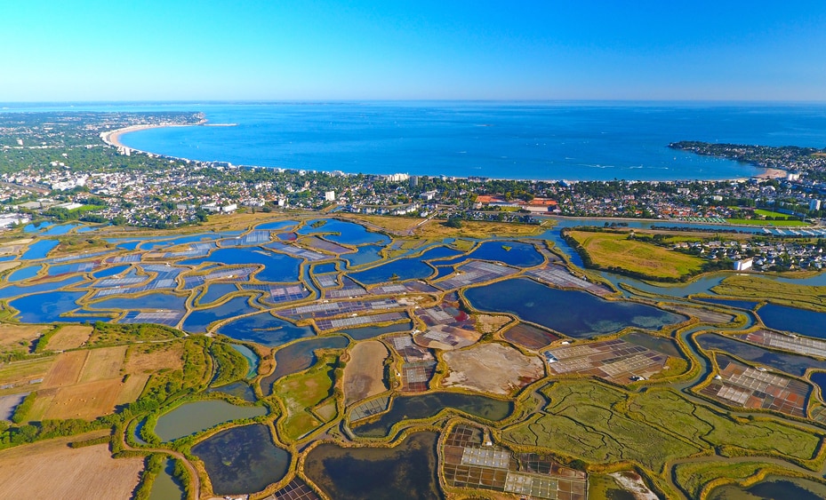 Marais salants en bord de mer dans les Pays de la Loire